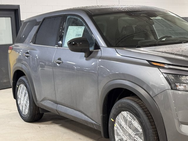 New 2025 Nissan Pathfinder S image 4