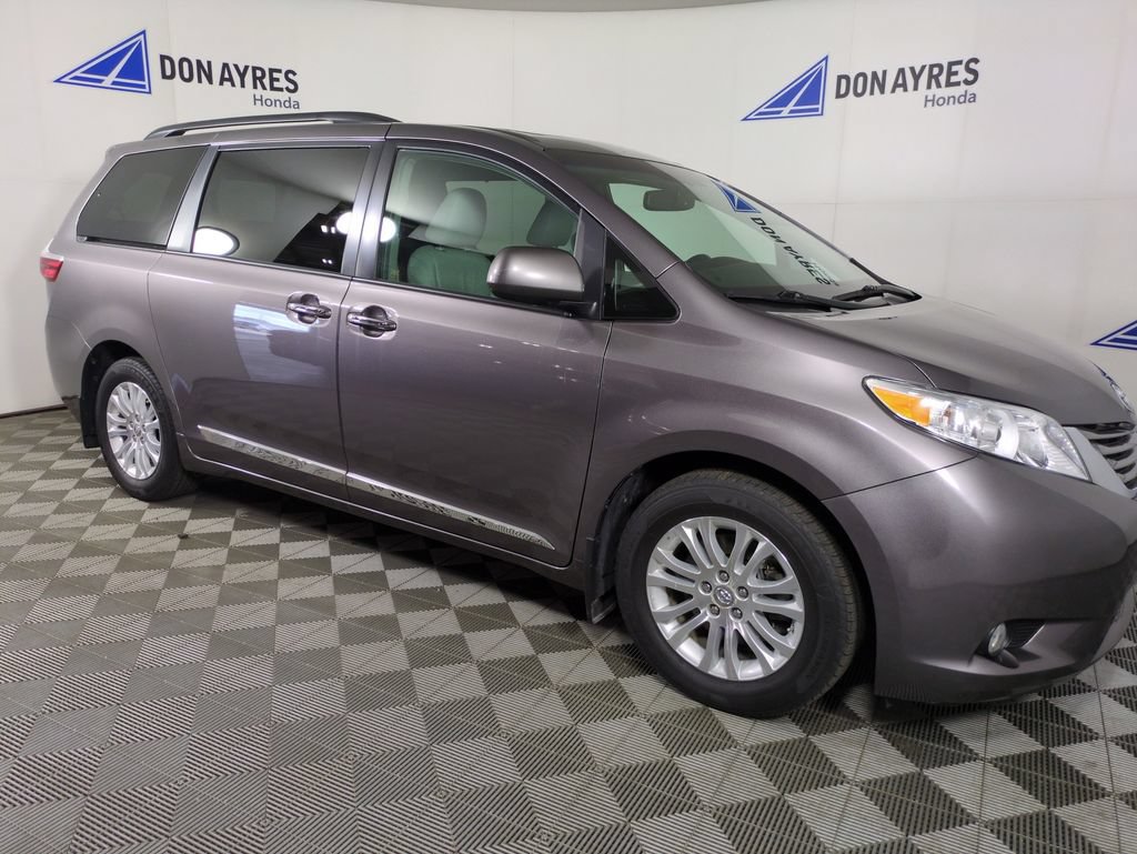 Used 2017 Toyota Sienna XLE Premium w/ Protection Package FWD image 10