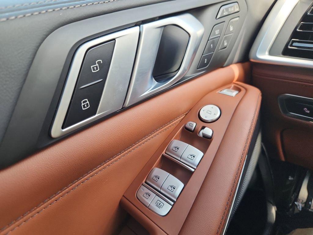 Used 2025 BMW X7 M60i image 31