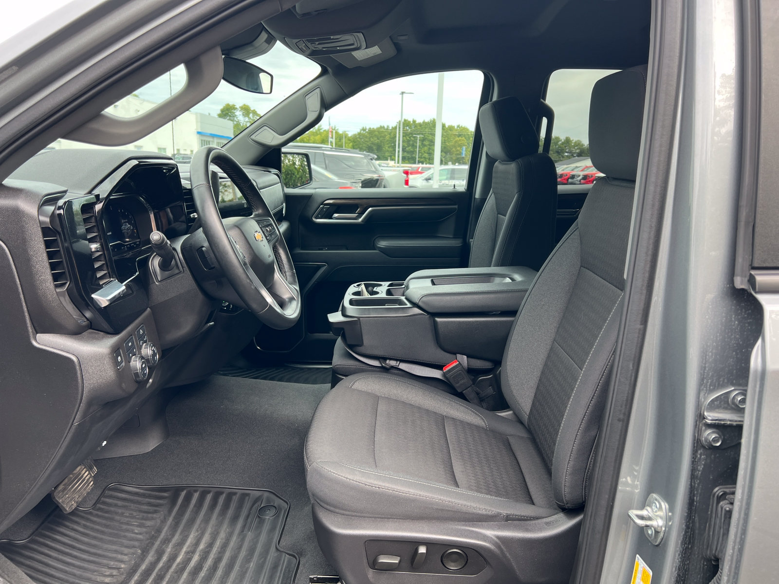 Used 2025 Chevrolet Silverado 1500 LT AWD/4WD image 4