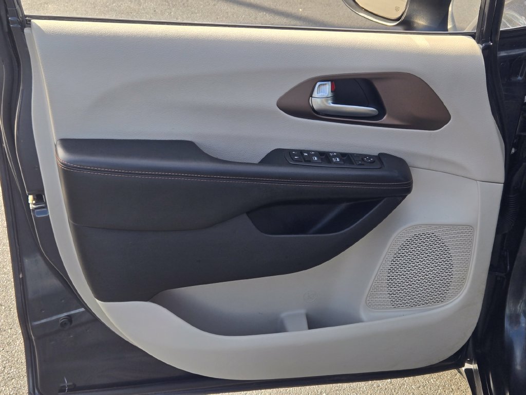 Used 2019 Chrysler Pacifica LX FWD image 26