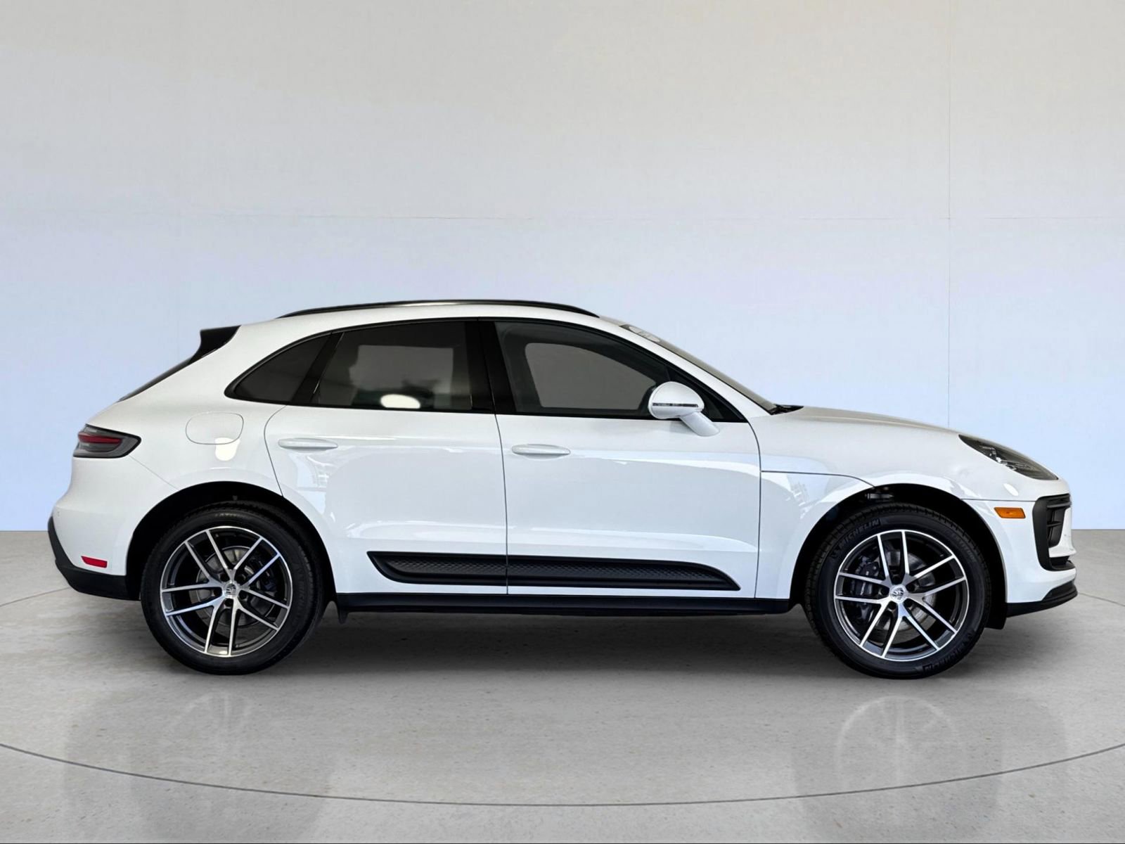 Certified 2025 Porsche Macan image 9