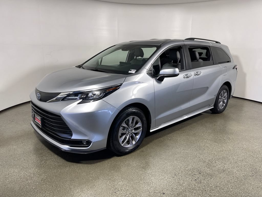 Certified 2025 Toyota Sienna XLE FWD image 7