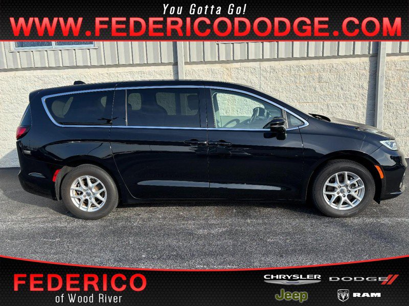 Used 2024 Chrysler Pacifica Touring-L FWD image 1