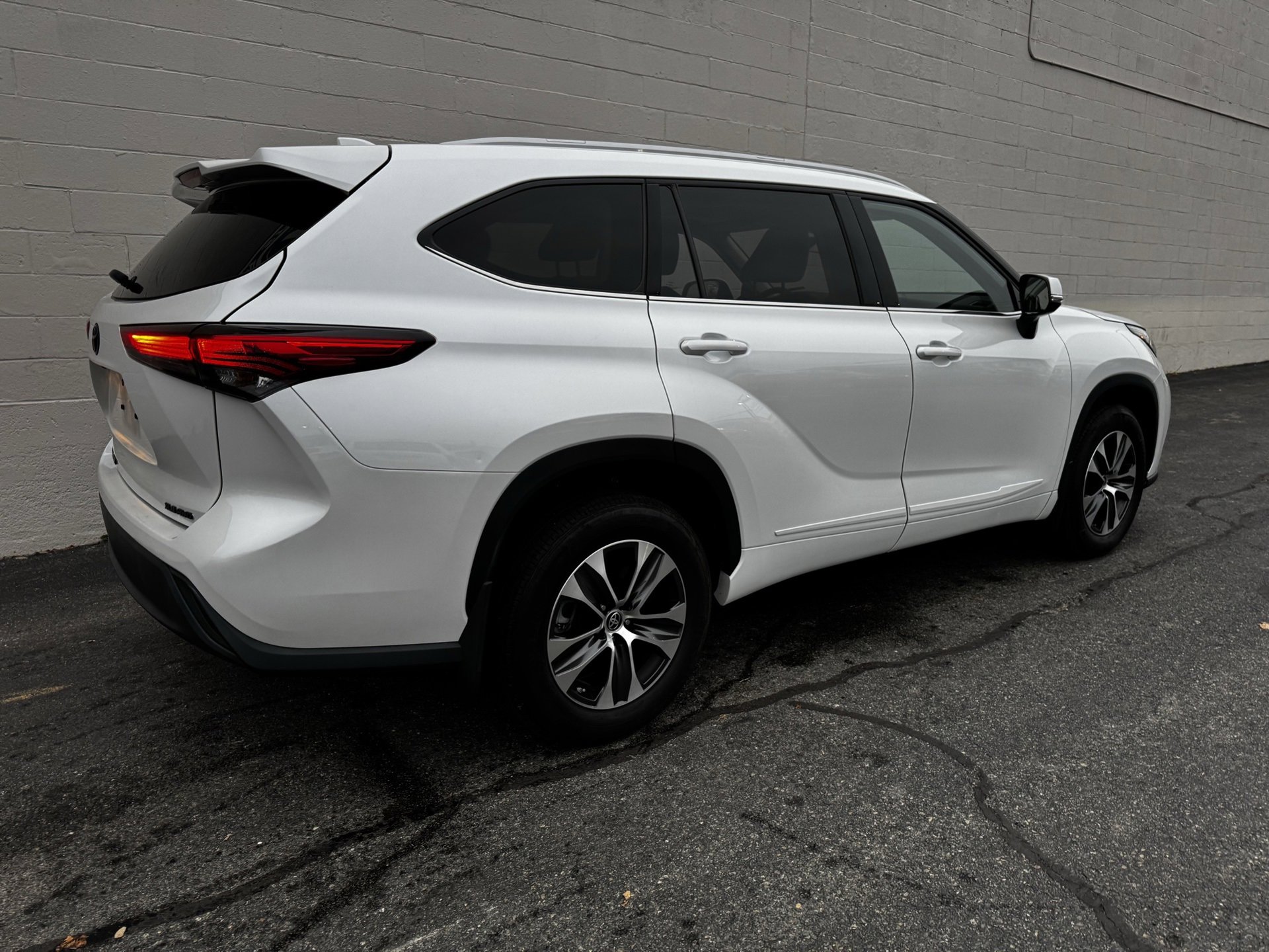 Used 2022 Toyota Highlander XLE image 4