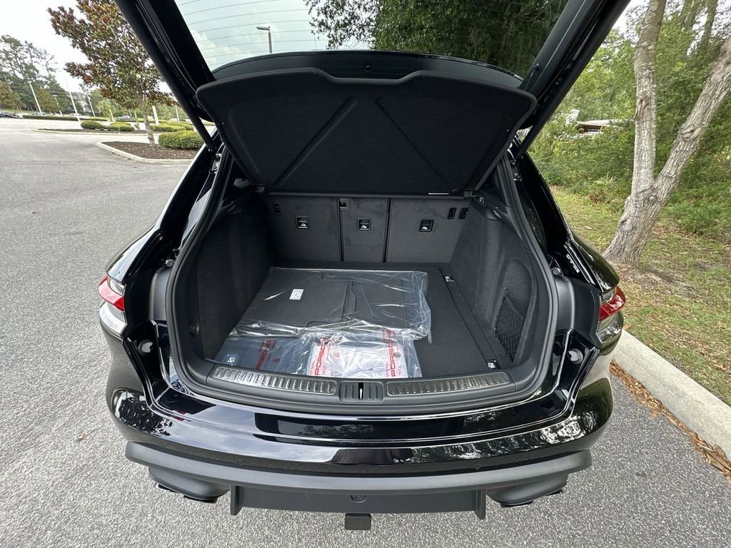 Certified 2025 Porsche Macan image 28