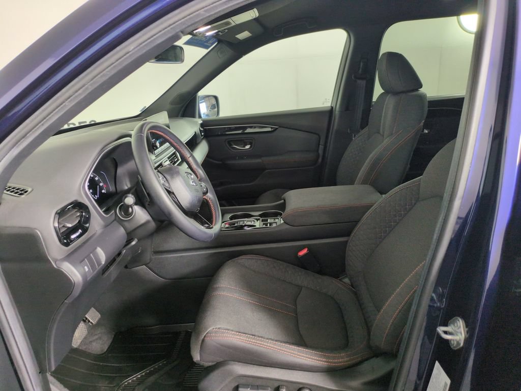 Used 2025 Honda Pilot Sport image 9