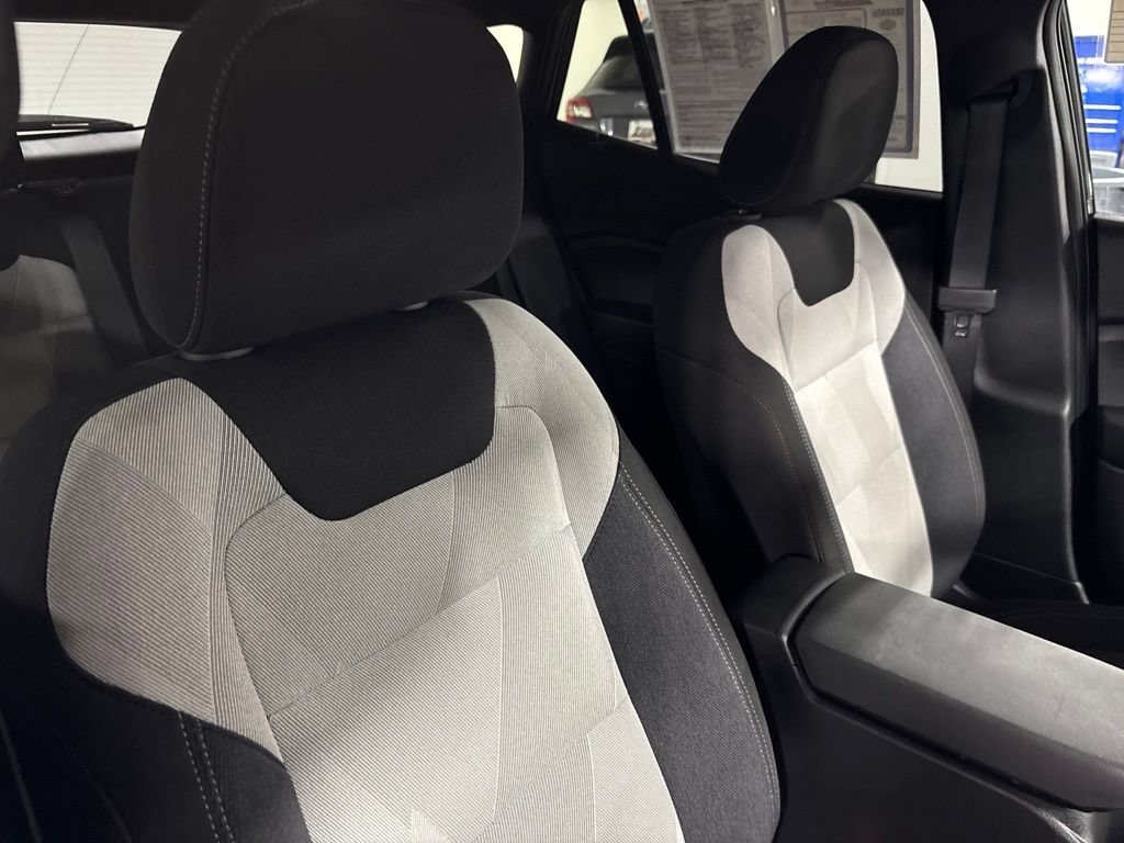 Used 2025 Chevrolet Trax RS FWD image 32