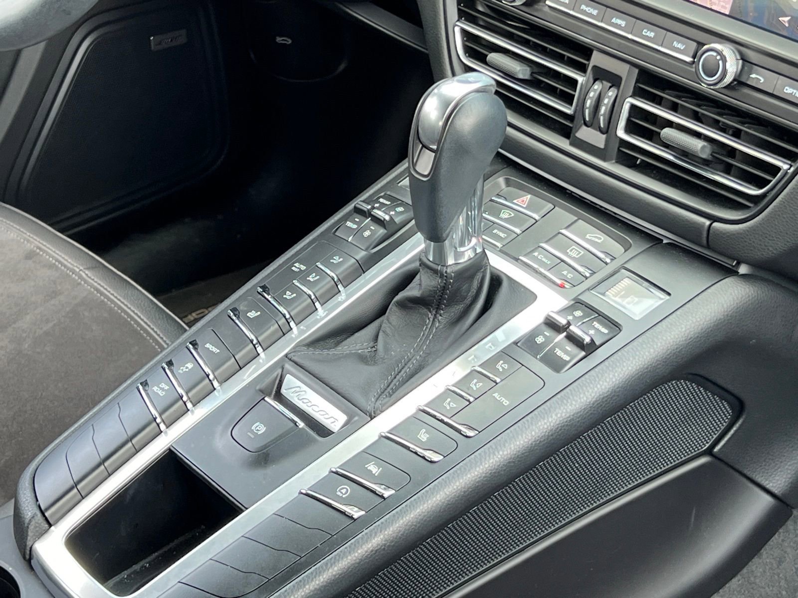 Certified 2020 Porsche Macan image 33