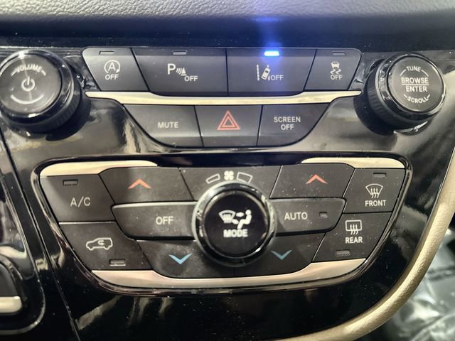 Used 2024 Chrysler Pacifica Touring-L FWD image 12