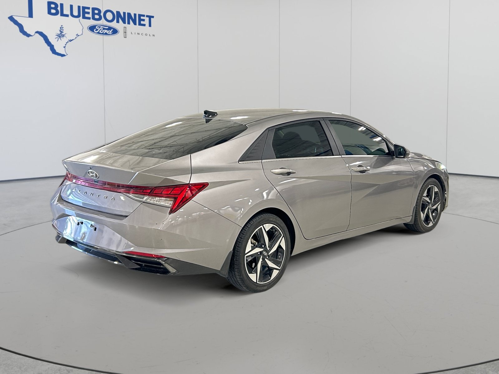 Used 2022 Hyundai Elantra SEL w/ Convenience + Premium Package FWD image 5