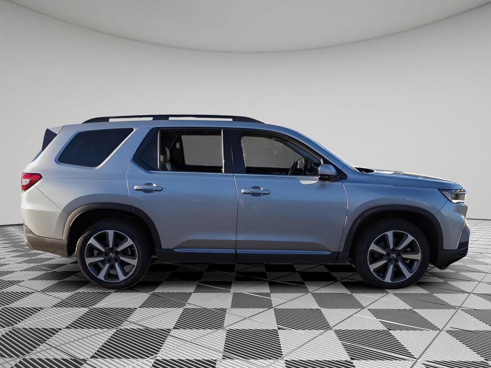 Used 2024 Honda Pilot Touring image 8