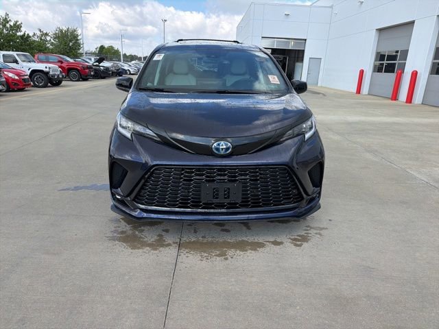 Used 2025 Toyota Sienna XSE w/ XSE Plus Package AWD/4WD image 2