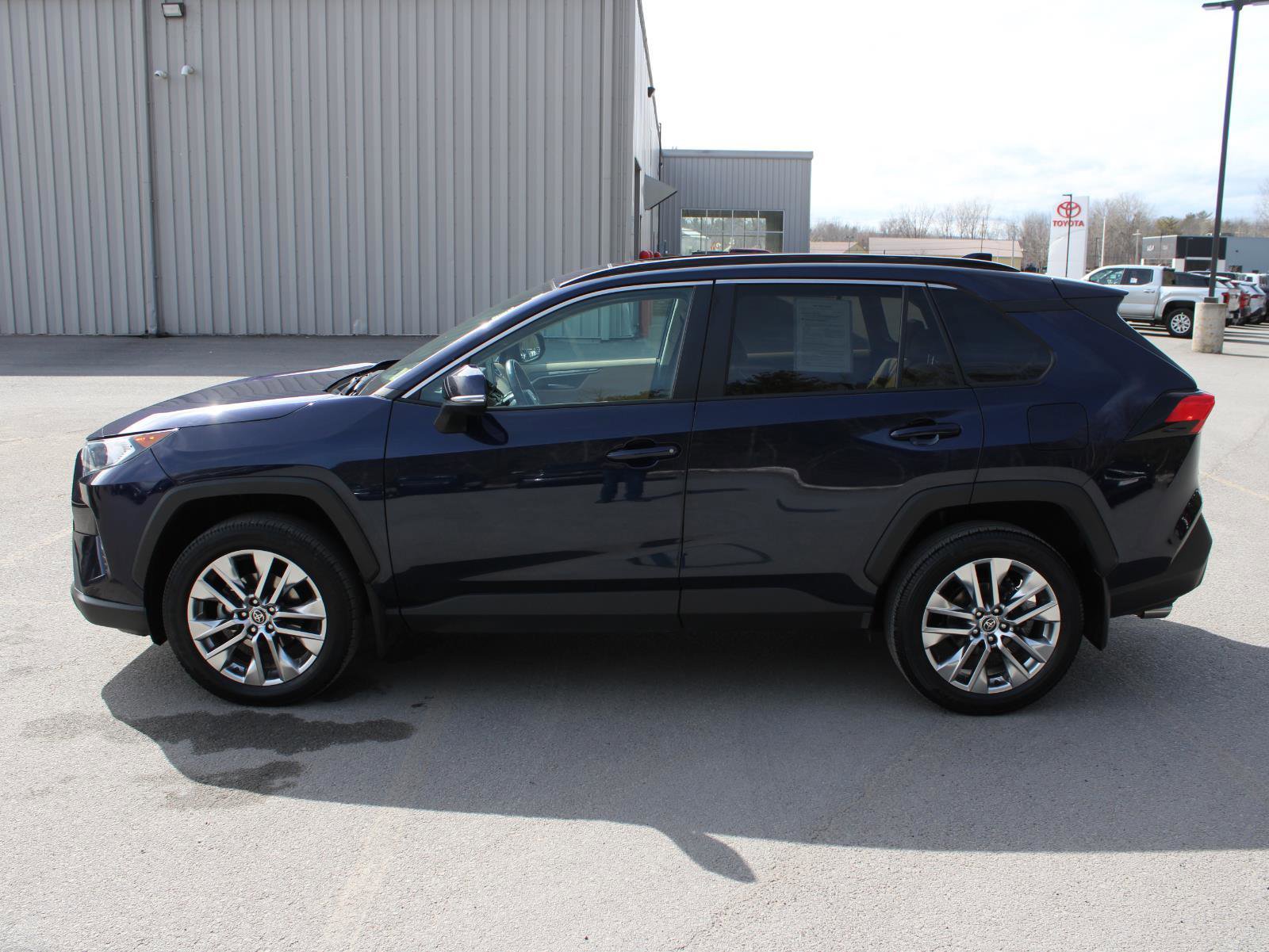 Used 2021 Toyota RAV4 XLE Premium image 5
