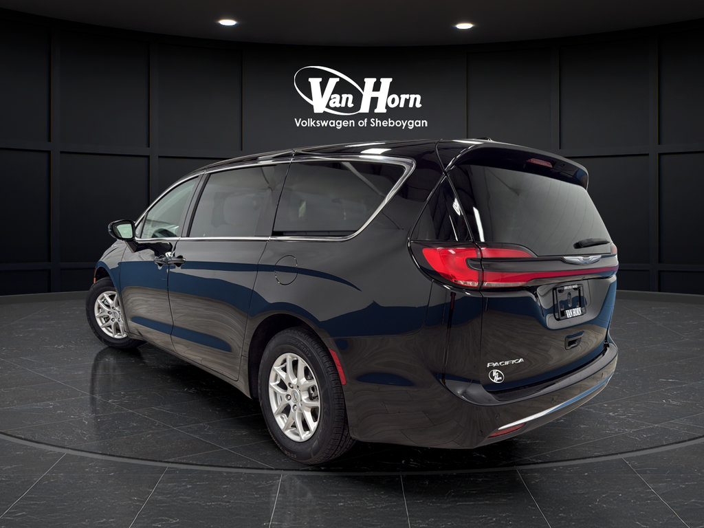 Used 2024 Chrysler Pacifica Touring-L FWD image 5