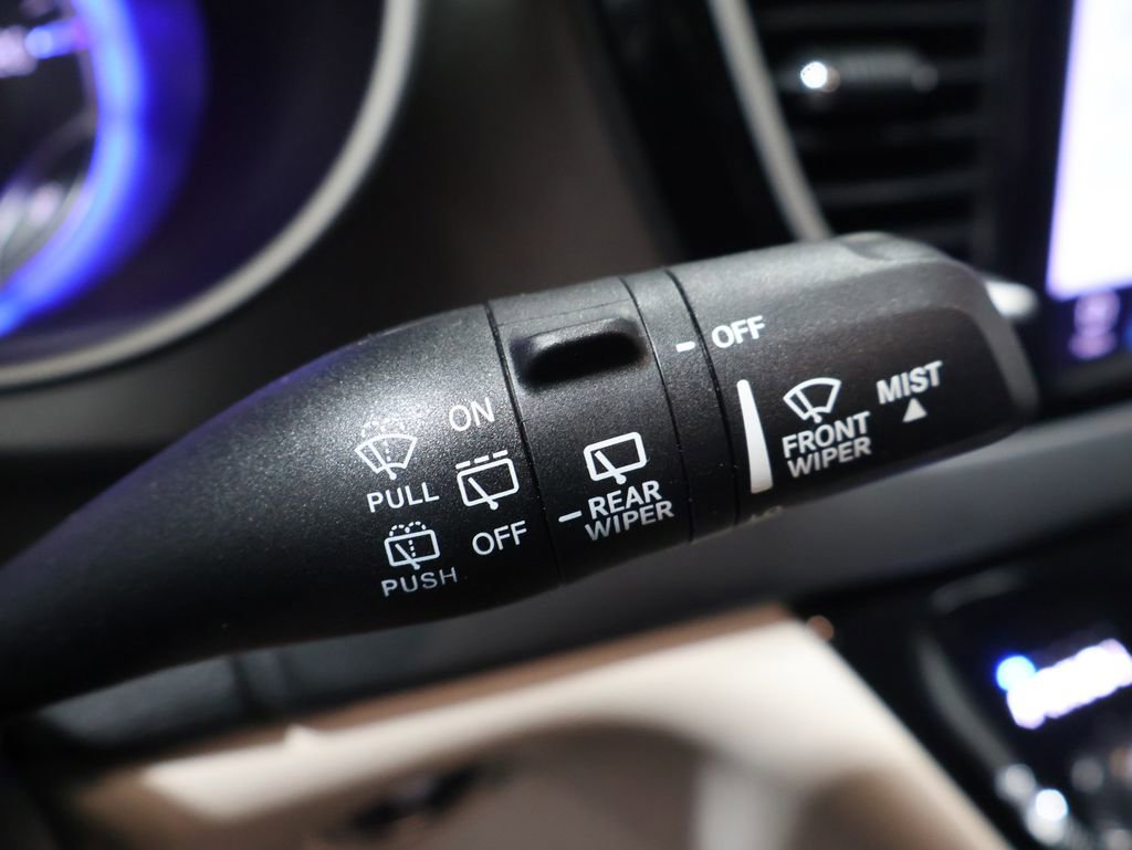Used 2023 Chrysler Pacifica Touring-L image 40