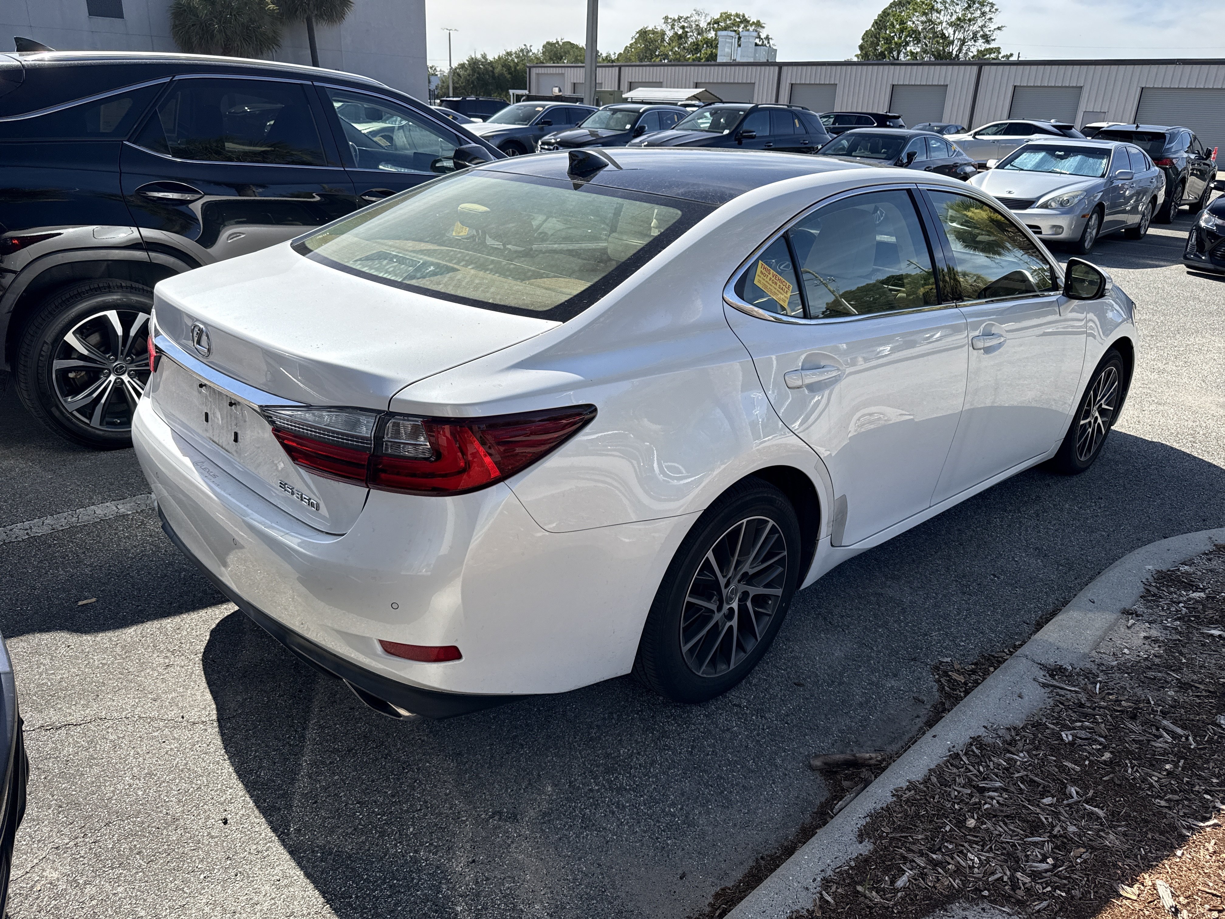 Used 2017 Lexus ES 350 w/ Luxury Package FWD image 4