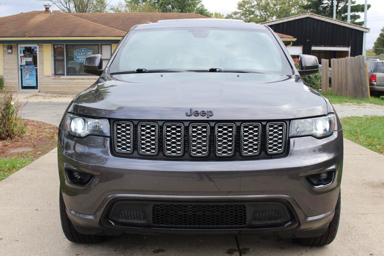 Used 2019 Jeep Grand Cherokee Altitude AWD/4WD image 3