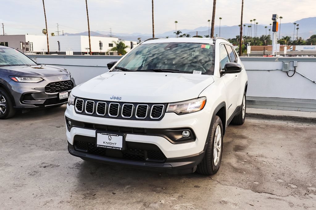 Used 2024 Jeep Compass Latitude AWD/4WD image 3