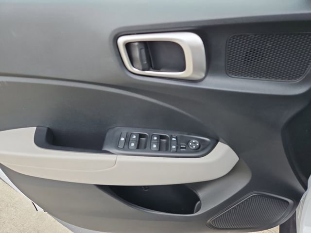 Used 2023 Hyundai Venue SEL image 15