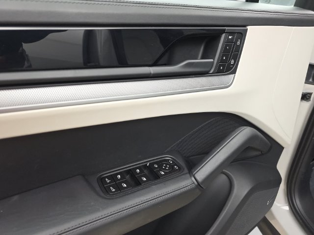 Used 2024 Porsche Cayenne AWD/4WD image 27