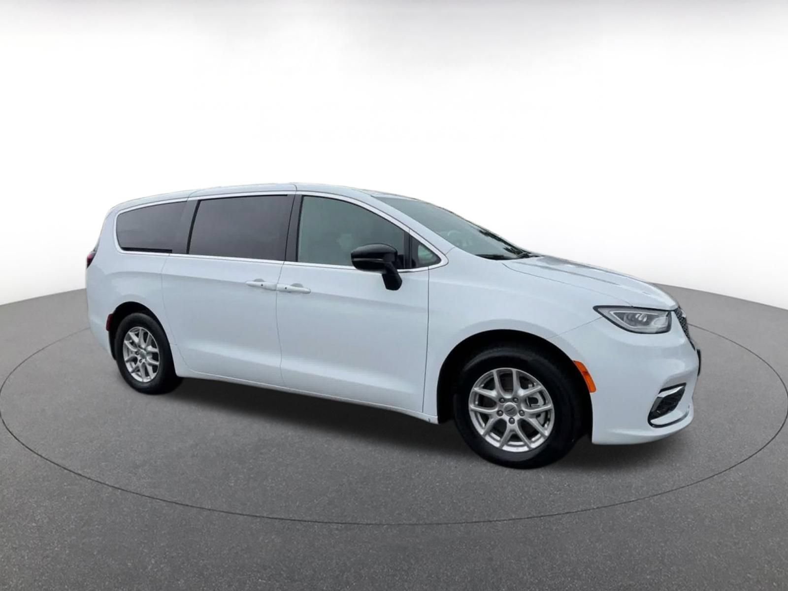 Used 2025 Chrysler Pacifica Select FWD image 2