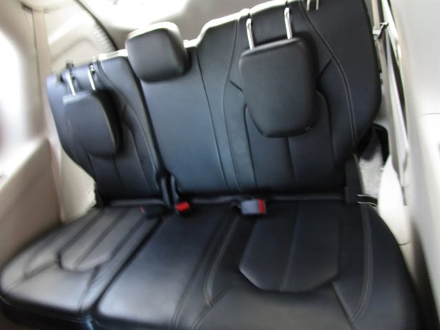 Used 2024 Chrysler Pacifica Touring-L image 16
