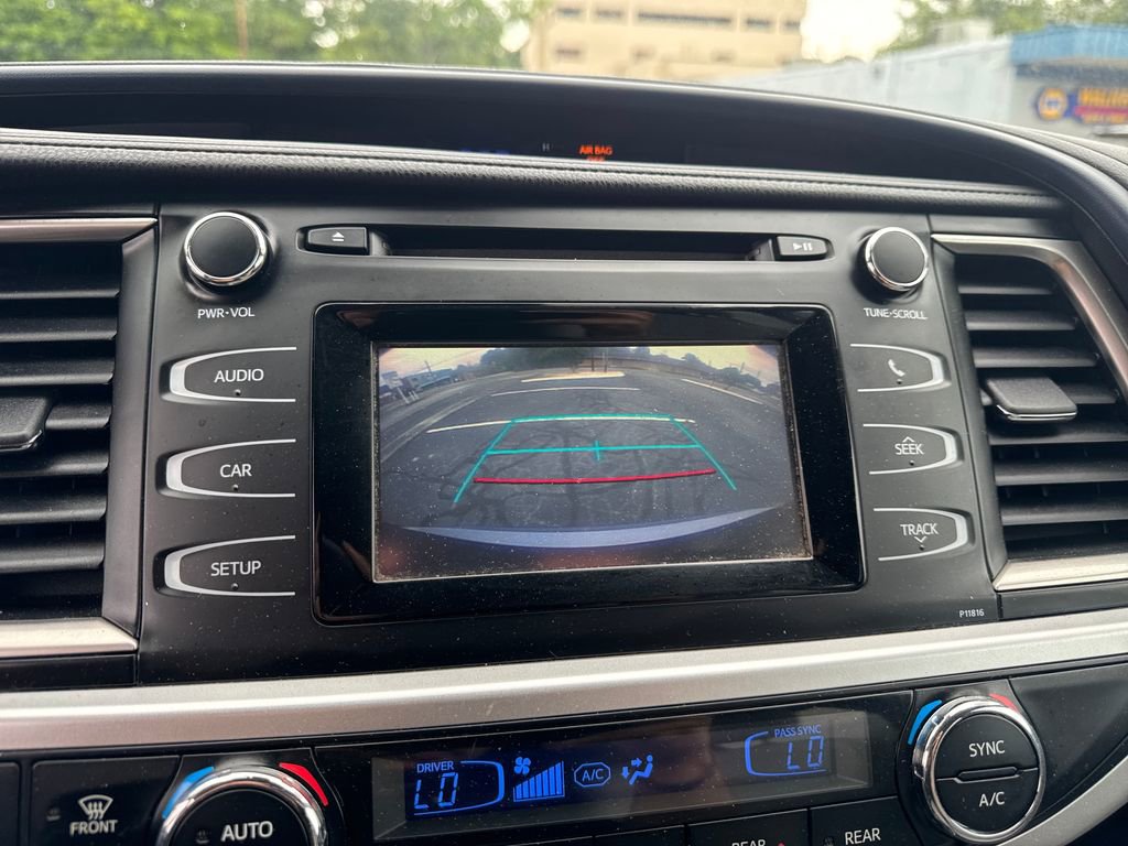 Used 2019 Toyota Highlander LE AWD/4WD image 26