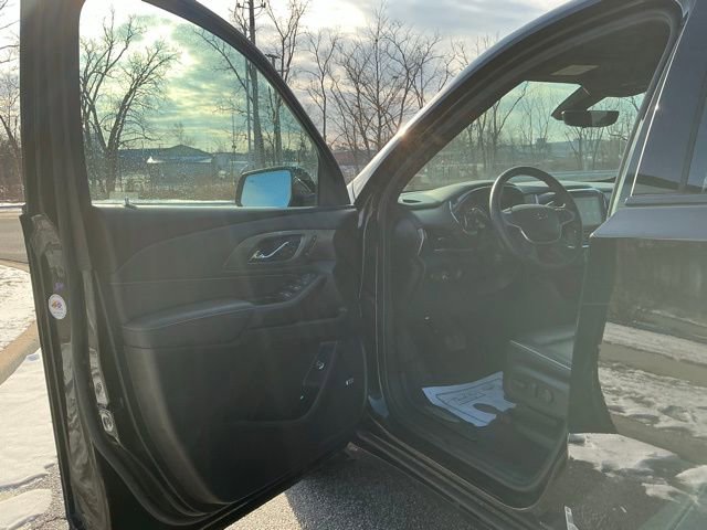 Used 2023 Chevrolet Traverse Premier w/ Redline Edition image 17