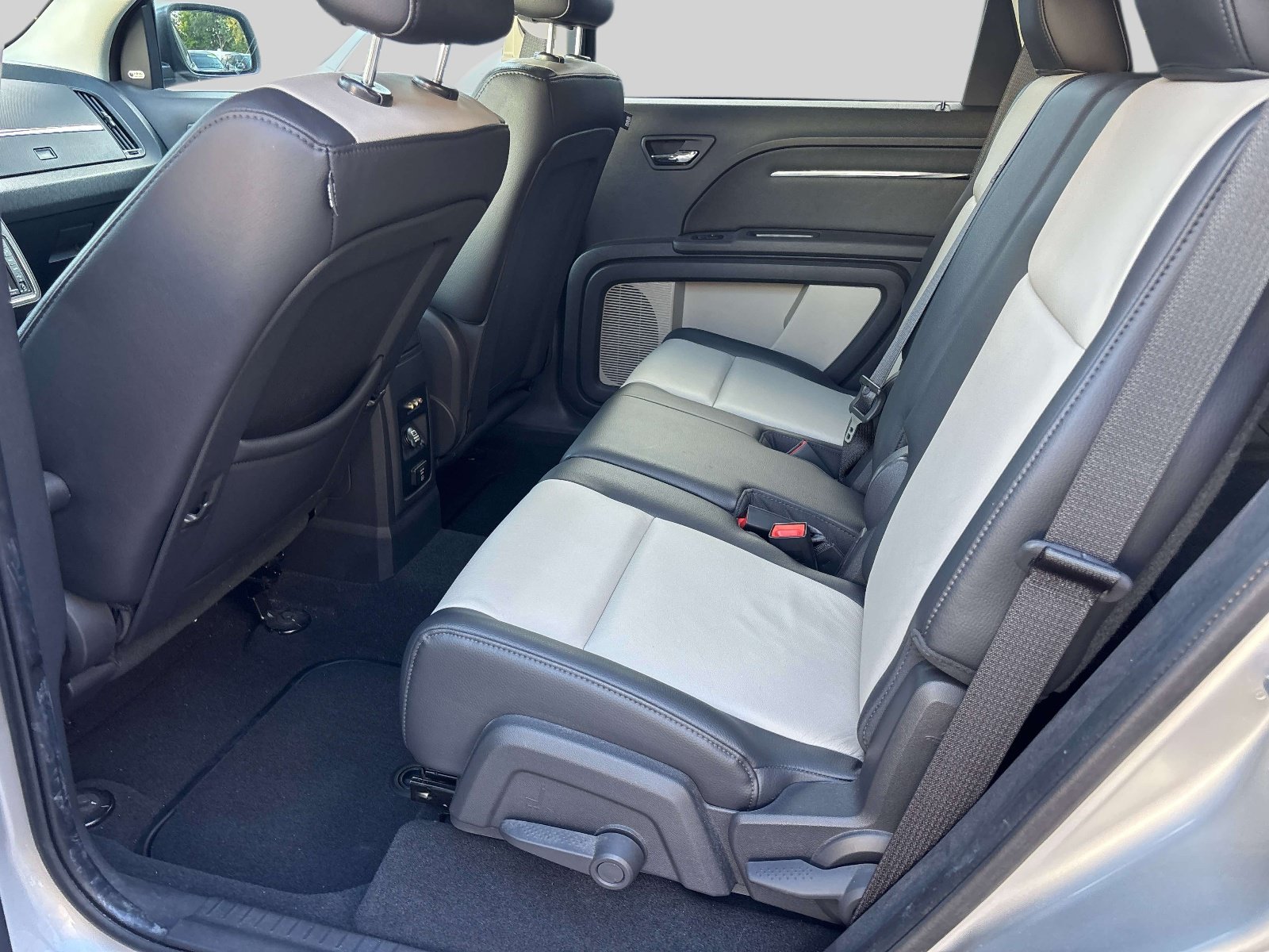 Used 2009 Dodge Journey R/T w/ Rear Seat Video Group FWD image 12