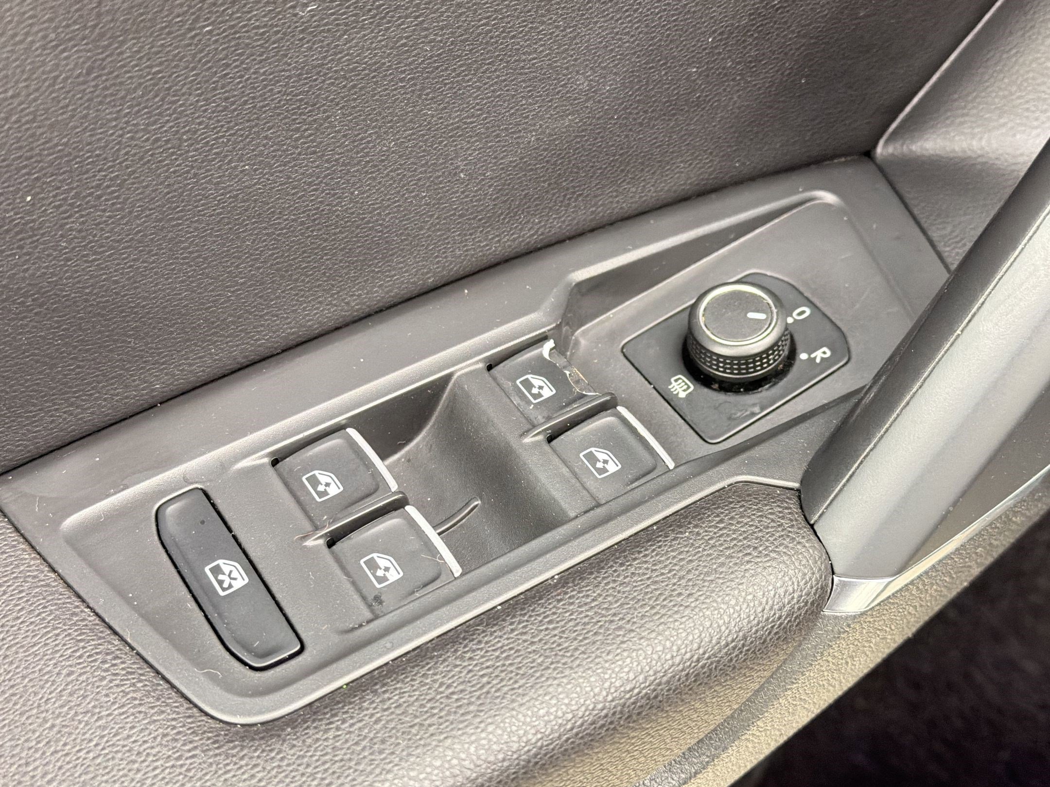 Used 2018 Volkswagen Tiguan SE w/ Panoramic Sunroof Package image 20