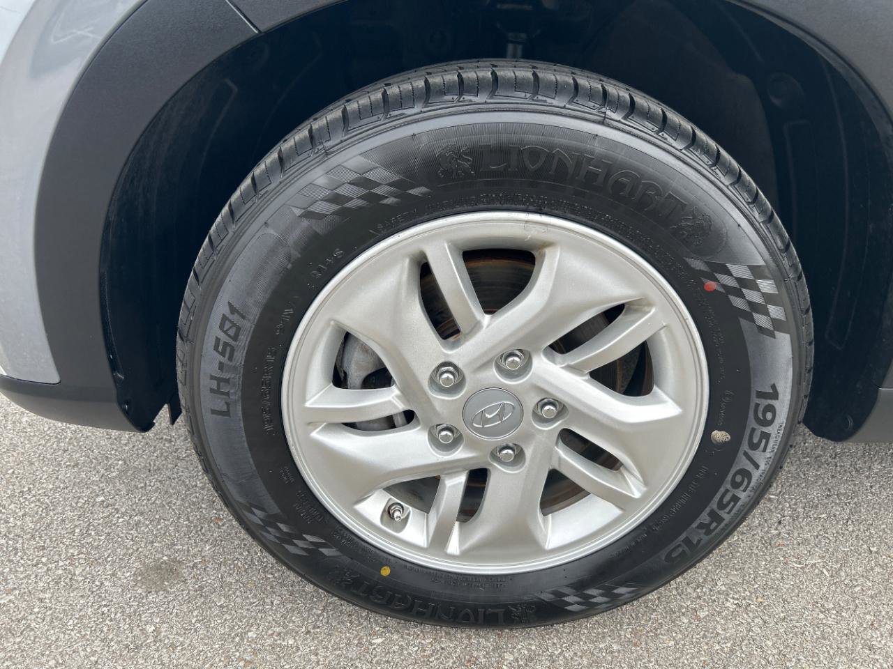 Used 2021 Hyundai Venue SE FWD image 11