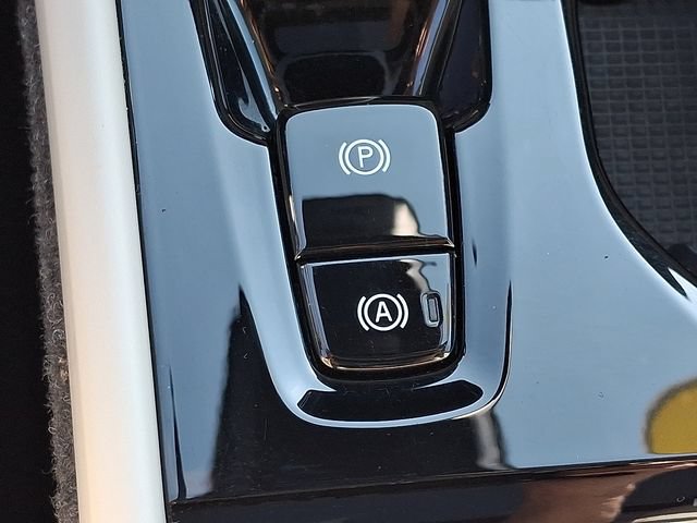 Certified 2024 Volvo XC40 B5 Ultimate w/ Protection Package Premier AWD/4WD image 28
