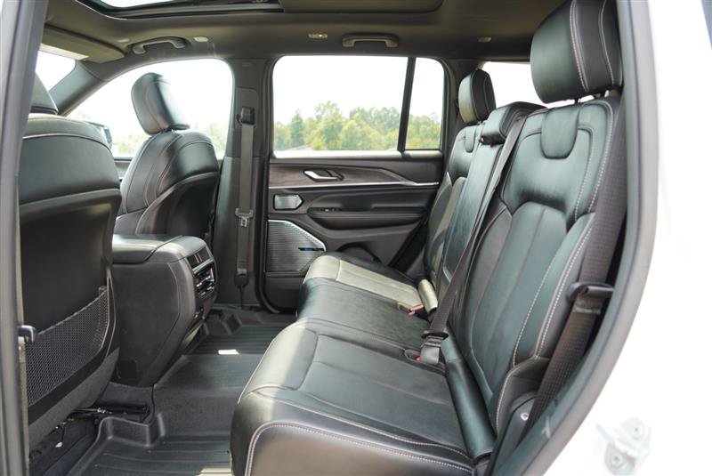 Used 2023 Jeep Grand Cherokee Overland AWD/4WD image 87