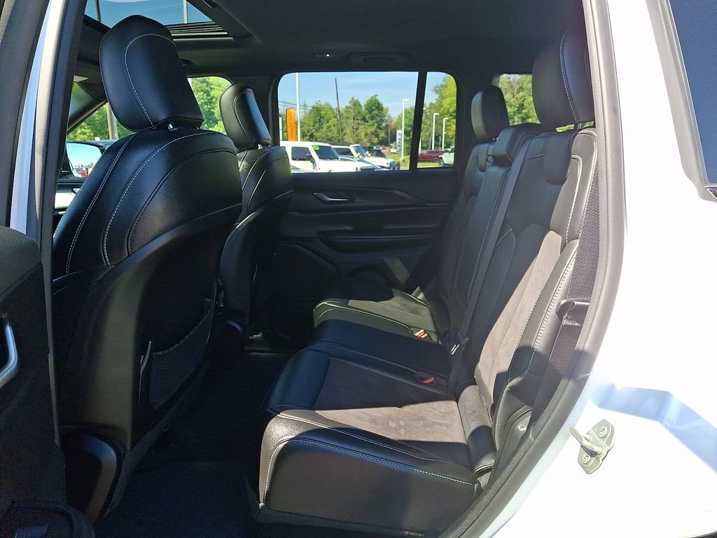 Used 2023 Jeep Grand Cherokee Altitude AWD/4WD image 11