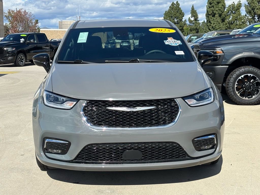 Used 2025 Chrysler Pacifica Select image 7