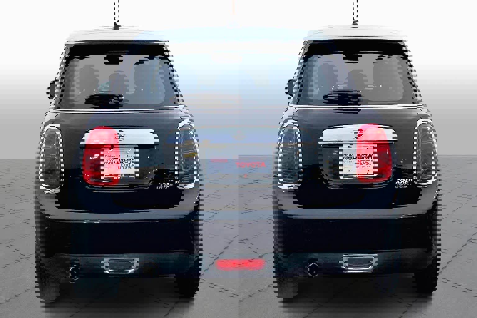 Used 2019 MINI Cooper 4-Door Hardtop w/ Premium Package image 4