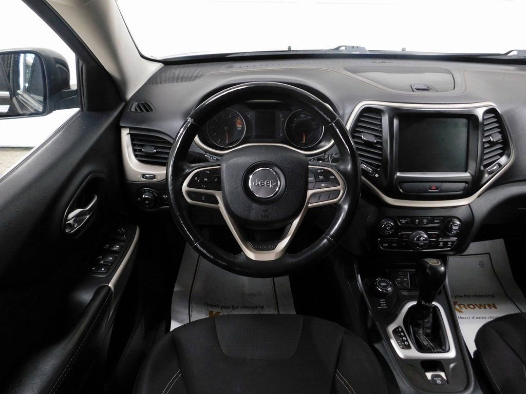 Used 2017 Jeep Cherokee Latitude w/ Comfort & Convenience Group AWD/4WD image 39