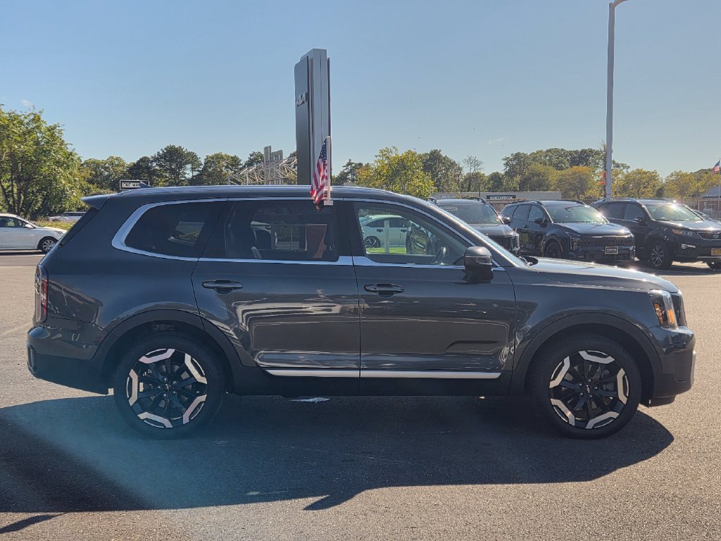 Used 2024 Kia Telluride EX w/ EX Captain's Chair Package AWD/4WD image 3
