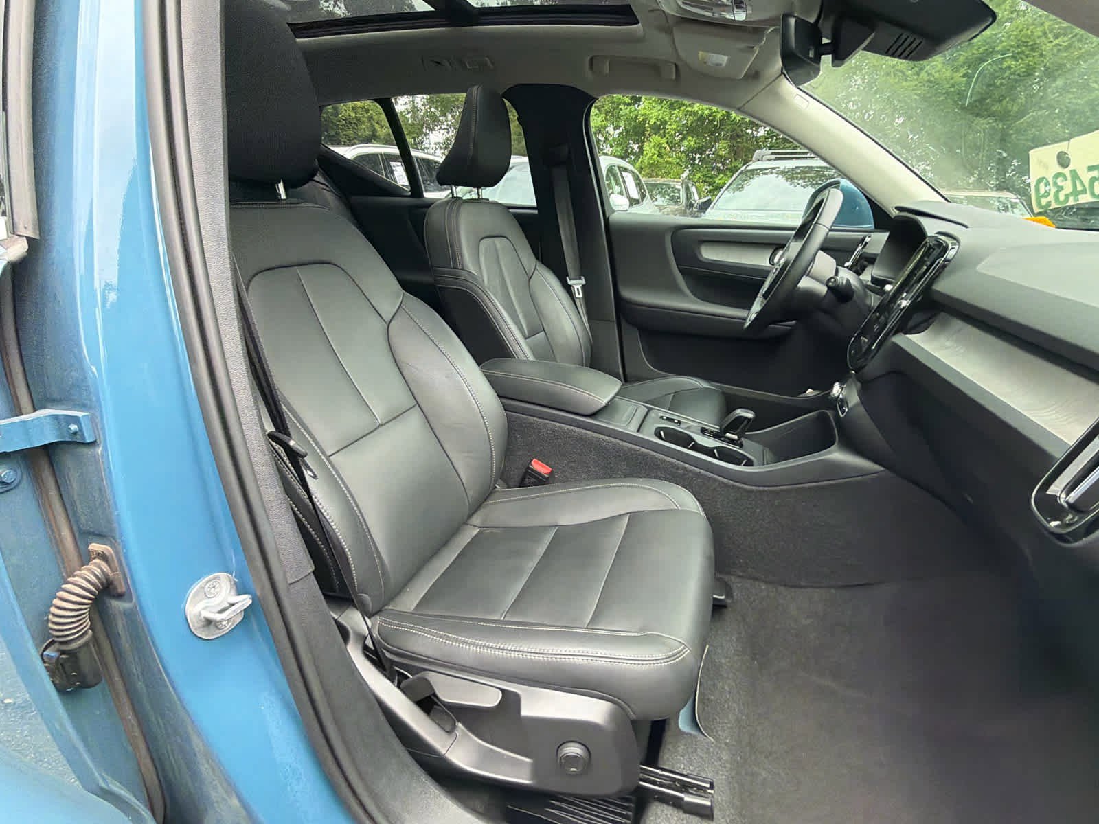 Certified 2025 Volvo XC40 B5 Core AWD/4WD image 18