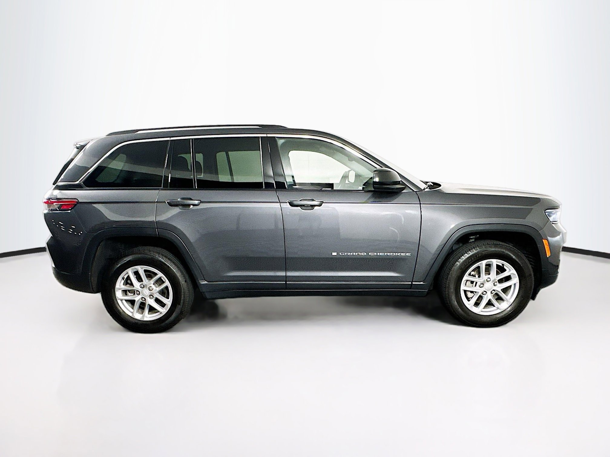 Used 2023 Jeep Grand Cherokee Laredo w/ Luxury Tech Group I AWD/4WD image 10