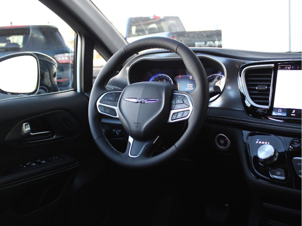 New 2026 Chrysler Pacifica Select image 14