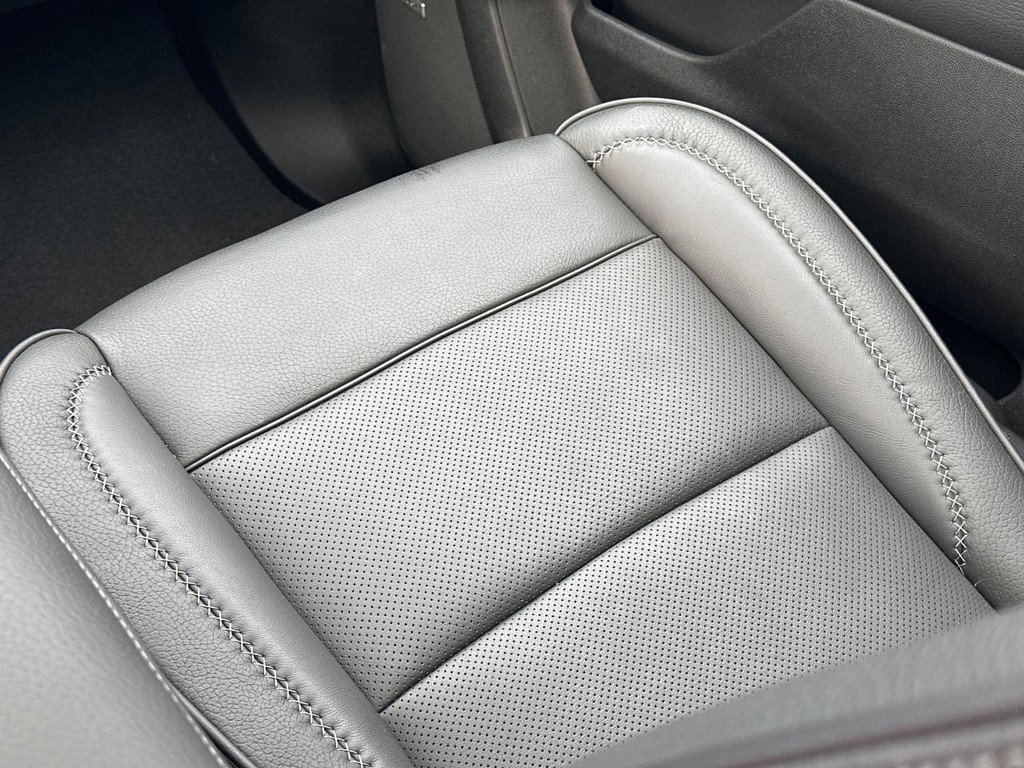 Used 2024 GMC Yukon XL Denali w/ Advanced Technology Package image 17