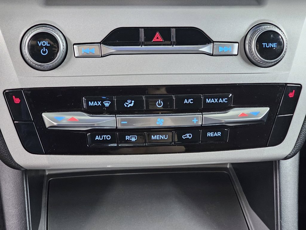 Used 2023 Ford Explorer XLT AWD/4WD image 17