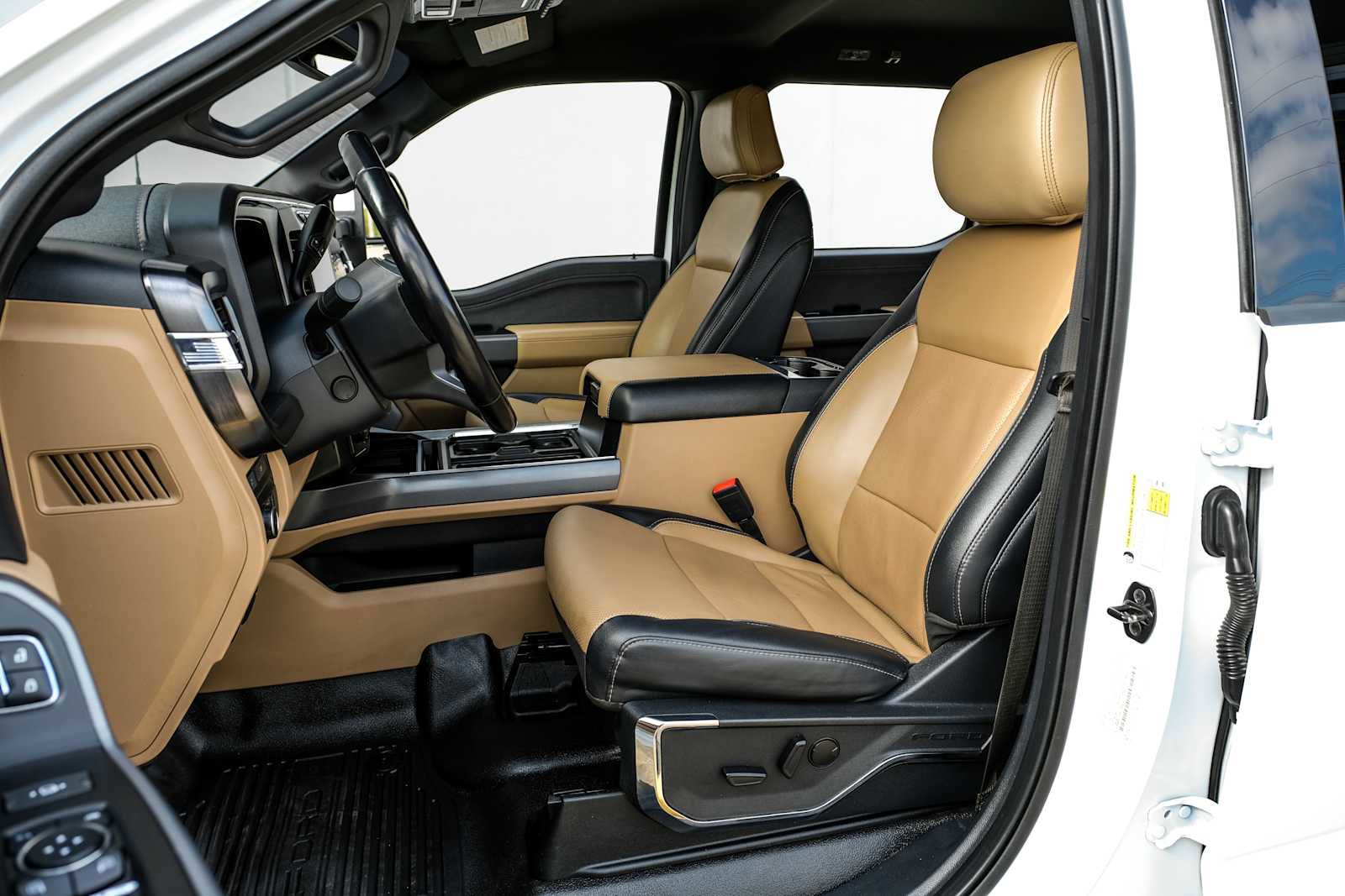 Used 2023 Ford F350 Lariat w/ FX4 Off-Road Package image 31