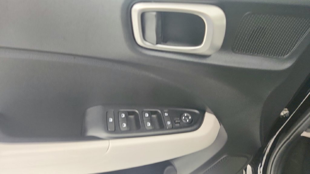 Used 2025 Hyundai Venue SEL FWD image 21