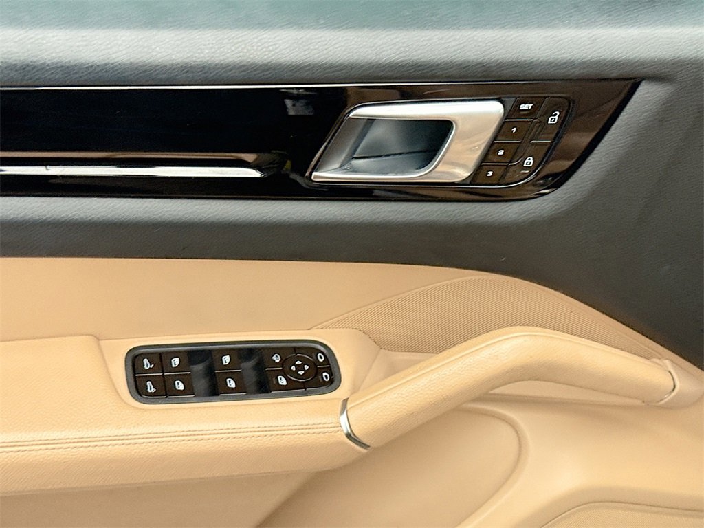 Used 2020 Porsche Cayenne image 19