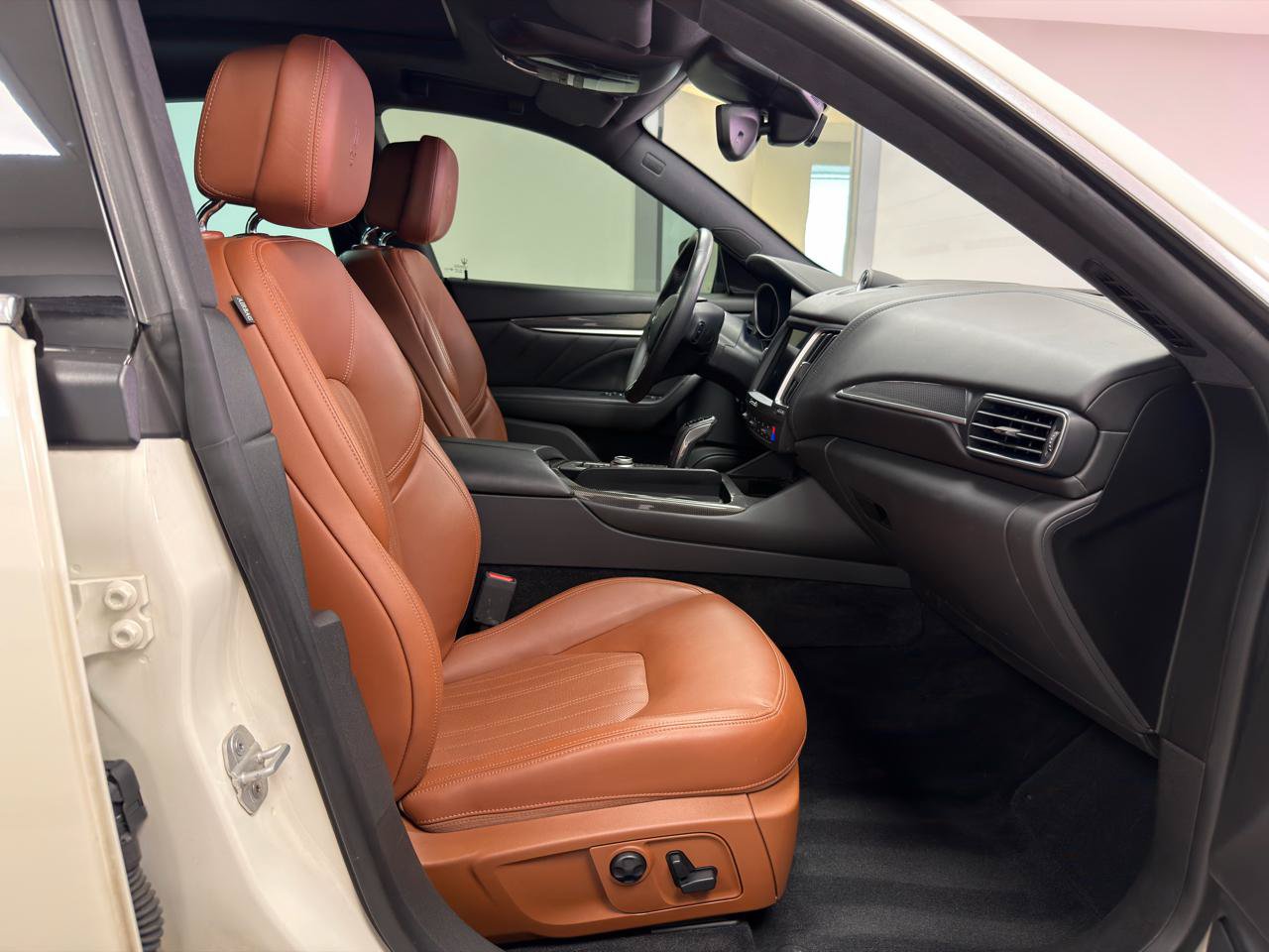 Used 2020 Maserati Levante AWD/4WD image 10