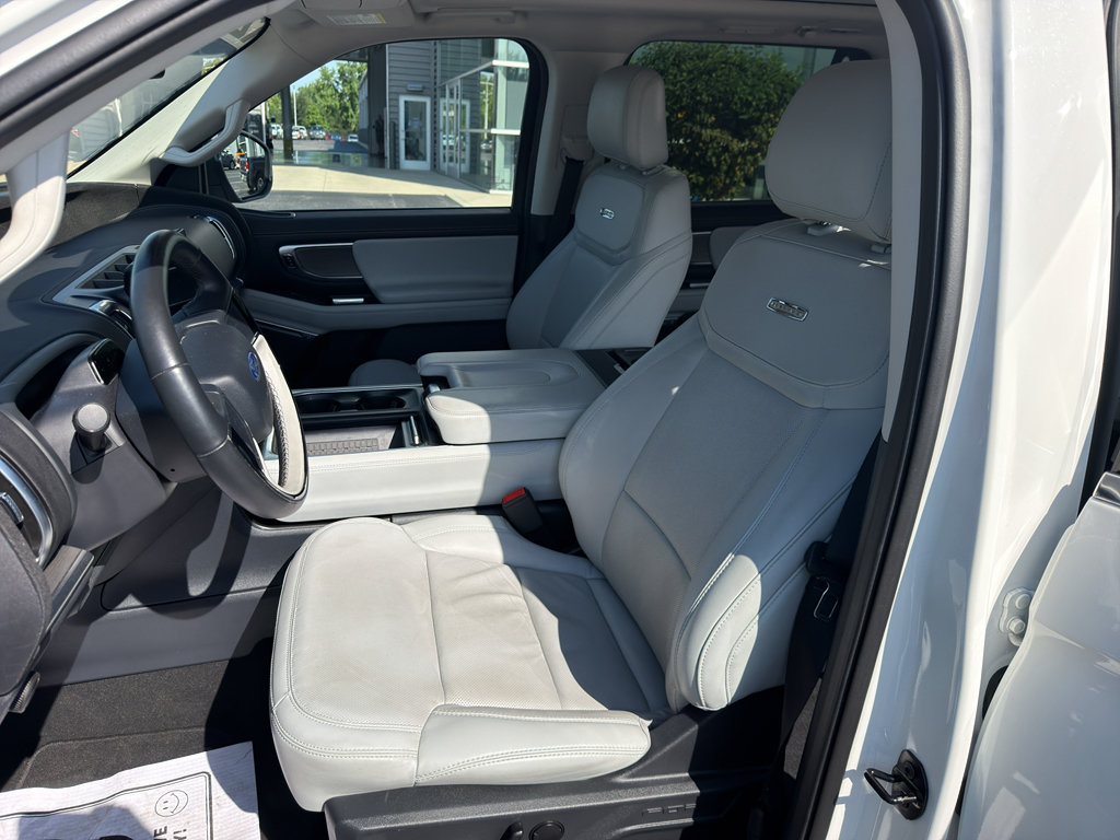 Used 2025 Ford Expedition Platinum w/ Driver's Package AWD/4WD image 17