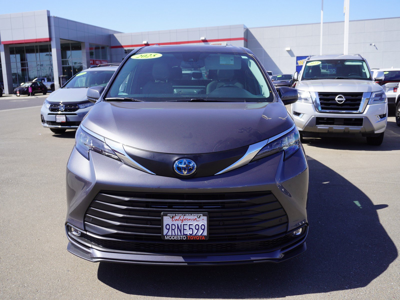 Used 2025 Toyota Sienna XLE w/ XLE Plus Package FWD image 6